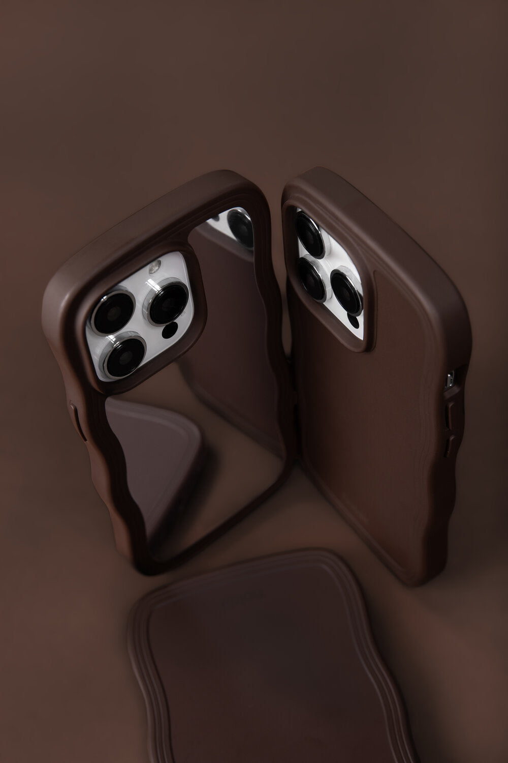 Wavy iPhone cover - Chocolate